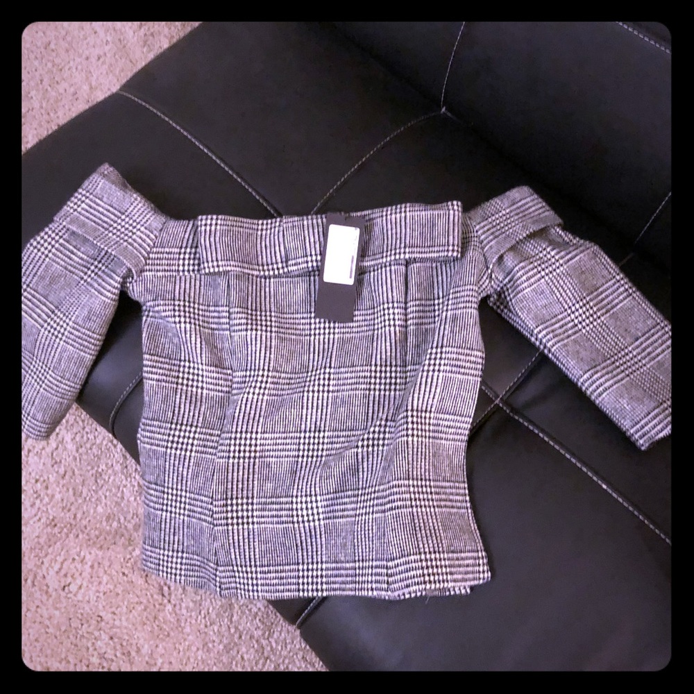 I’m selling a brand new shoulderless top - Picture 1 of 2